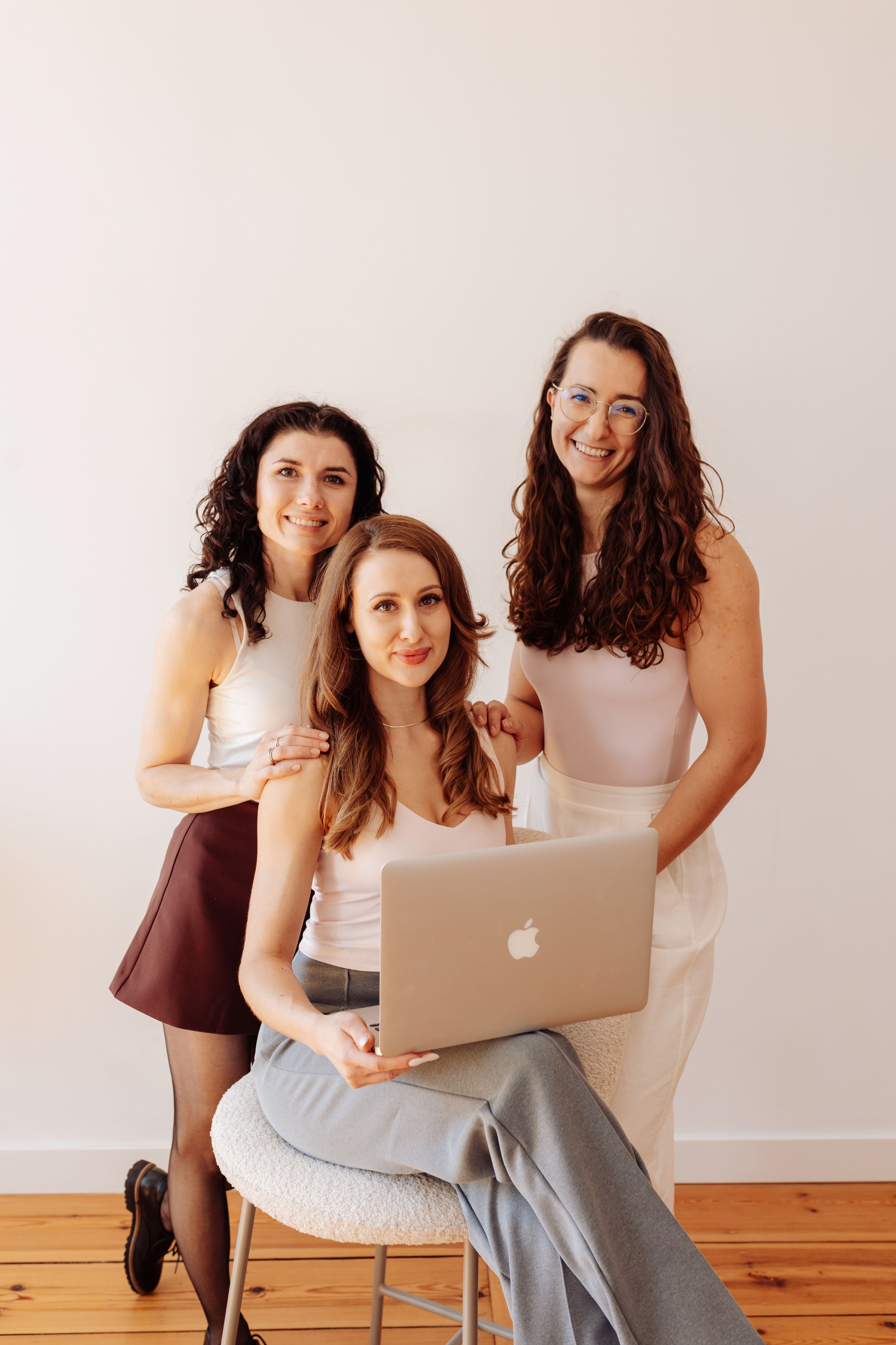 Zespół Holi Healthy prezentujący materiały programu na laptopie